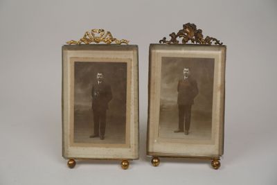 une paire de photographies anciennes représentant un homme et une femme en tenue de cérémonie