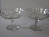 deux verres à vin vides posés sur une table blanche