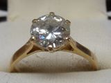 l'image d'une bague ornée d'un diamant
