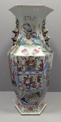 un vase avec un tableau posé sur une table