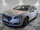 la voiture argentée est garée sur le sol à carreaux d'une pièce