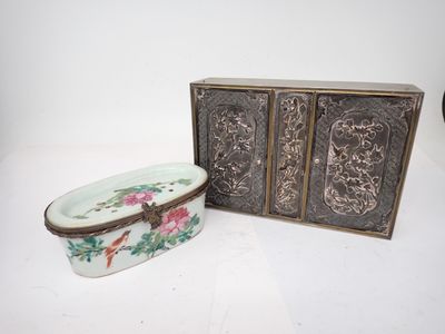 une petite boîte avec un couvercle et une petite boîte décorée de fleurs
