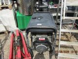 une photo d'un petit générateur portable dans un garage