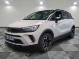 Le nouveau SUV Opel est garé dans le showroom.