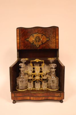 une boîte en bois contenant plusieurs verres