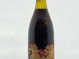 une bouteille de vin posée sur une table