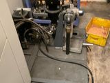 une machine qui se trouve dans une pièce, près d'un mur