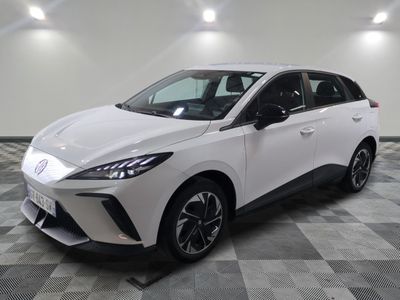 La nouvelle Toyota C-HR est garée dans le showroom.