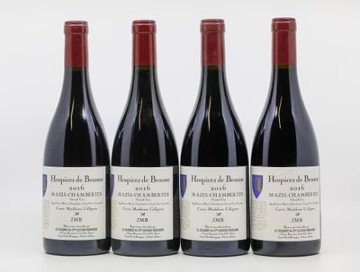 trois bouteilles de vin rouge sont alignées sur une surface blanche