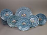 six assiettes bleues et blanches ornées de fleurs, posées sur une table