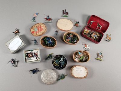 tout un tas de figurines miniatures posées sur une table