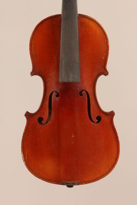 un vieux violon avec un archet accroché à son dos