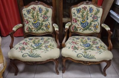two chairs that are sitting next to each other in a room