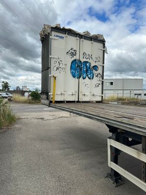 un gros camion sur le flanc duquel on voit des graffitis