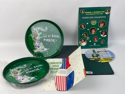 une assiette verte ornée d'une illustration, posée à côté d'autres objets