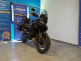 un motocycle garé à l'intérieur d'un bâtiment