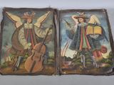 deux tableaux représentant des anges avec des instruments de musique accrochés au mur