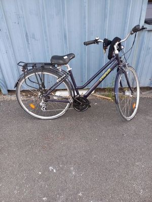 un vélo garé devant un immeuble