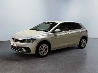 La Volkswagen e-Golf est garée dans une pièce blanche