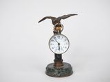 une horloge surmontée d'un aigle