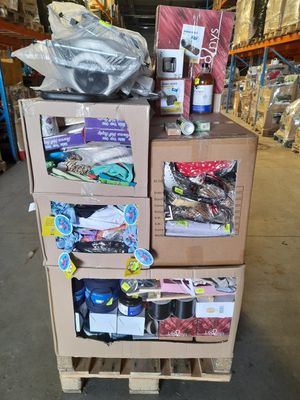 une pile de cartons posée sur une palette dans un entrepôt