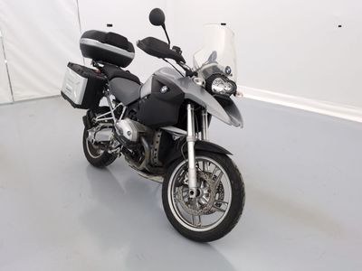 une moto garée dans une pièce aux murs blancs
