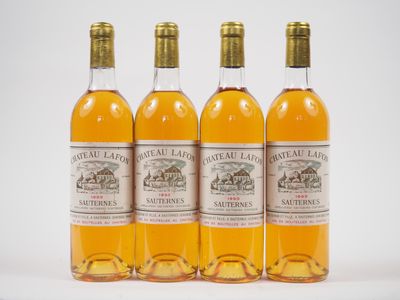 quatre bouteilles de Château Latour sur fond blanc