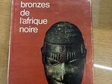 un livre sur lequel figure le portrait d'un homme