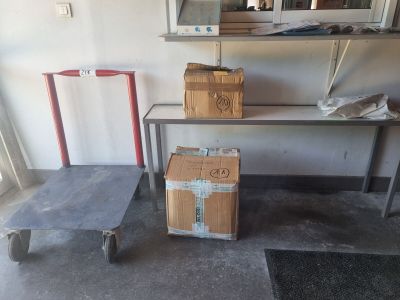 un carton sur lequel est posée une boîte, à côté d'un autre carton sur lequel est posée une boîte