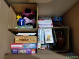 une boîte en carton remplie de jouets et d'autres objets