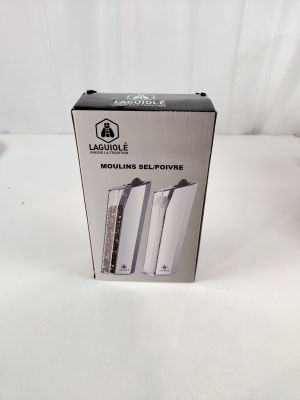 une boîte posée sur une table avec une télécommande