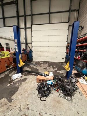 une photo d'un garage avec beaucoup de bric-à-brac par terre
