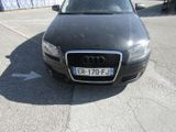 une voiture noire garée dans un parking