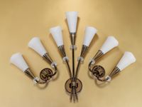 LUNEL. Suite de 3 appliques en laiton et verre opalin, une p…