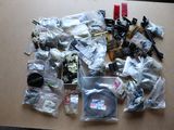 tout un tas d'objets divers posés sur une table
