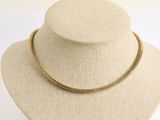 gros plan d'un collier sur un présentoir pour mannequin