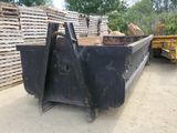 une photo d'un camion garé à côté d'un tas de bois