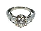 une photo d'une bague en diamant ornée de diamants taille baguette sur les côtés