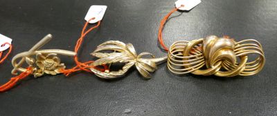 deux bijoux posés sur une table