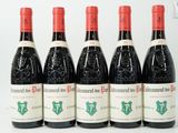 six bouteilles de vin rouge alignées sur une surface blanche