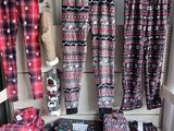 une présentation de pyjamas et d'autres articles sur une étagère