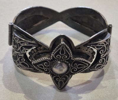 bracelet en argent orné d'un motif en forme d'étoile et d'un cristal au centre