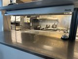 plan de travail en acier inoxydable dans une cuisine commerciale équipée d'appareils en acier inoxydable