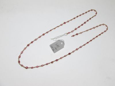 gros plan d'un collier auquel est attachée une étiquette