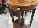 une petite table ronde avec un plateau en bois dans un magasin