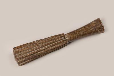 un vieux balai en bois avec un long manche, sur fond blanc