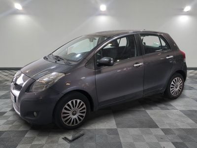 la photo d'une petite voiture garée dans un garage