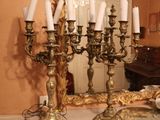 un candélabre en or et un miroir dans une pièce
