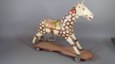 Cheval en papier mâché peint avec sa selle en cuir, 2 étrier…