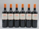 six bouteilles de vin rouge sont alignées
